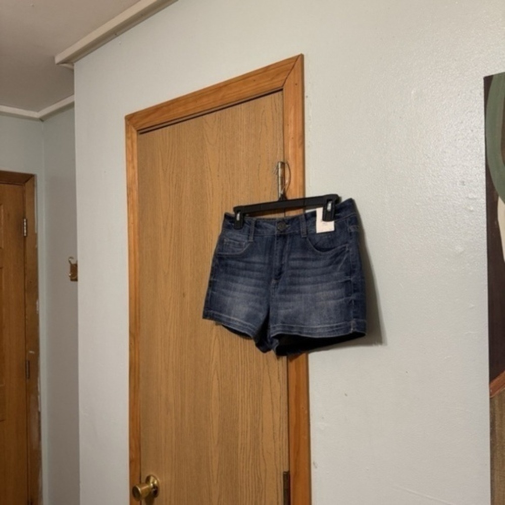 So "Shortie" NWT Size 7 Medium Wash High-Rise Denim Jean Shorts